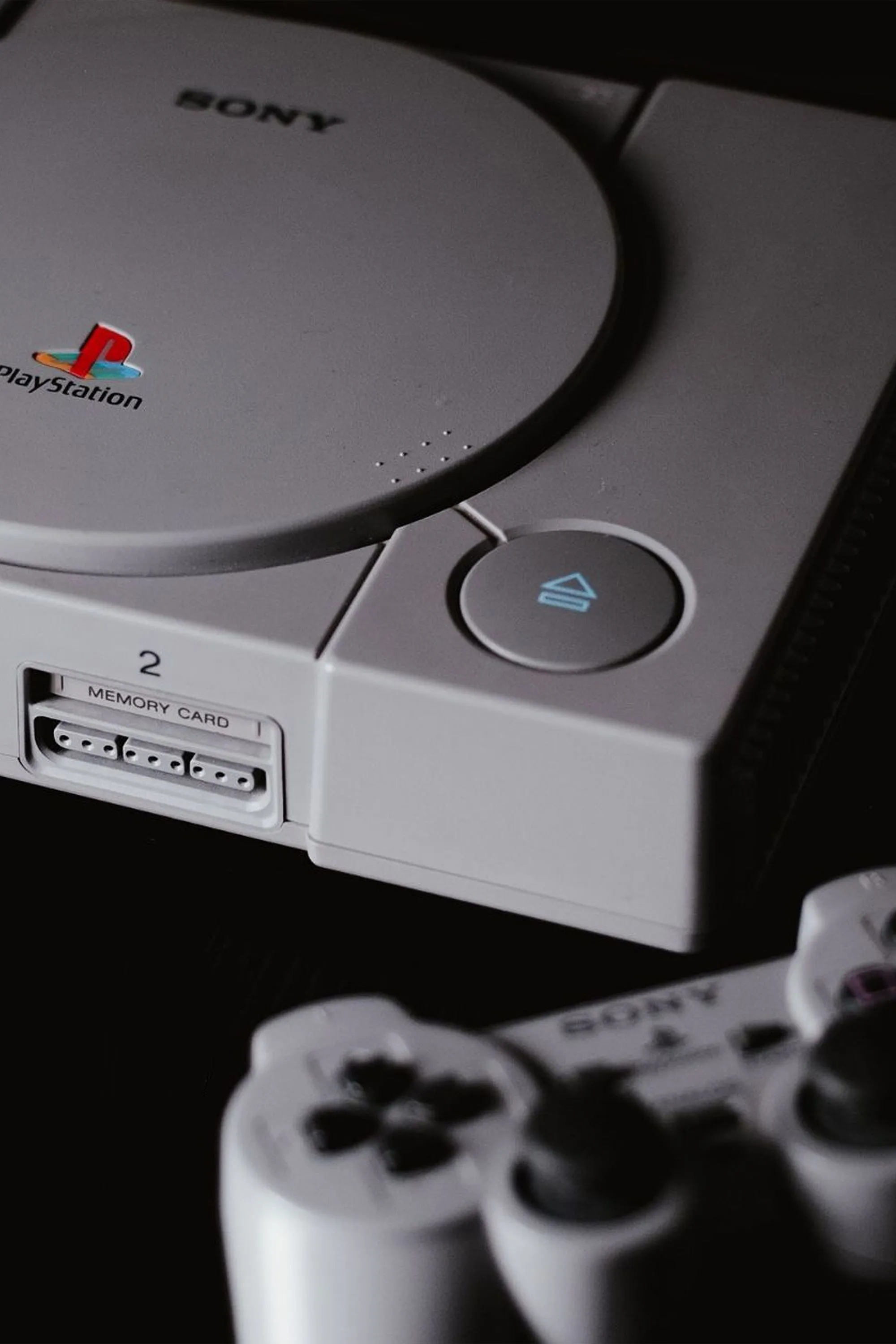 Hệ máy console PlayStation 1 nguyên bản, biểu tượng của kỷ nguyên game thập niên 90