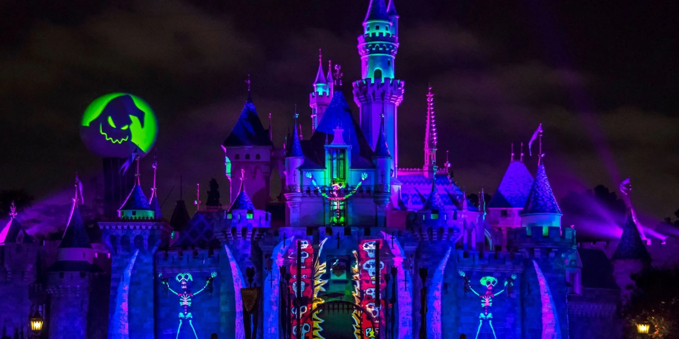 Khung cảnh lễ hội Halloween Screams tại Disneyland, gợi mở những sự kiện đặc biệt và trải nghiệm đồ họa sống động cho game thủ trong mùa lễ hội 2025