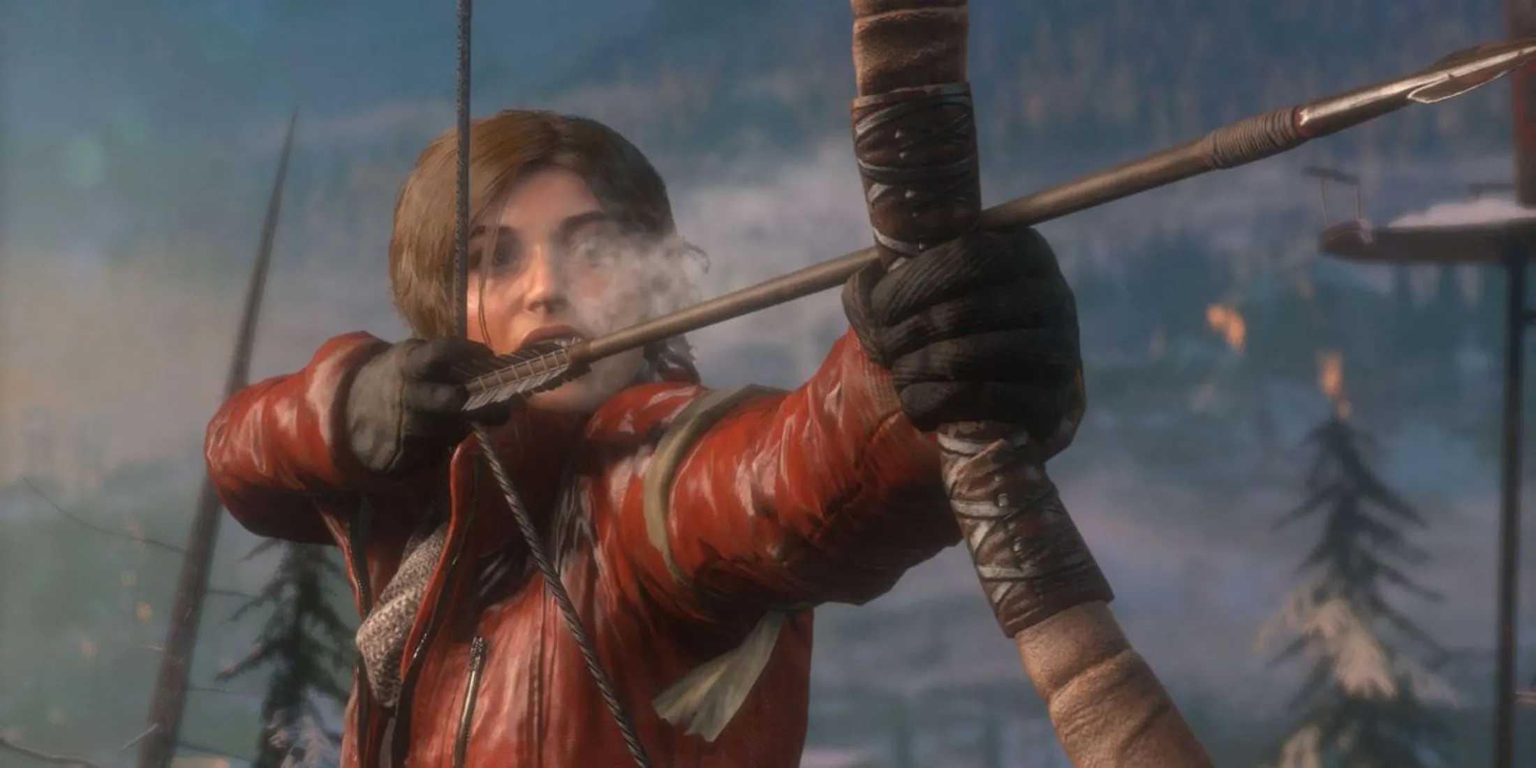 Lara Croft với cung tên trong khung cảnh rừng tuyết hùng vĩ của Rise of the Tomb Raider, sẵn sàng cho cuộc phiêu lưu.