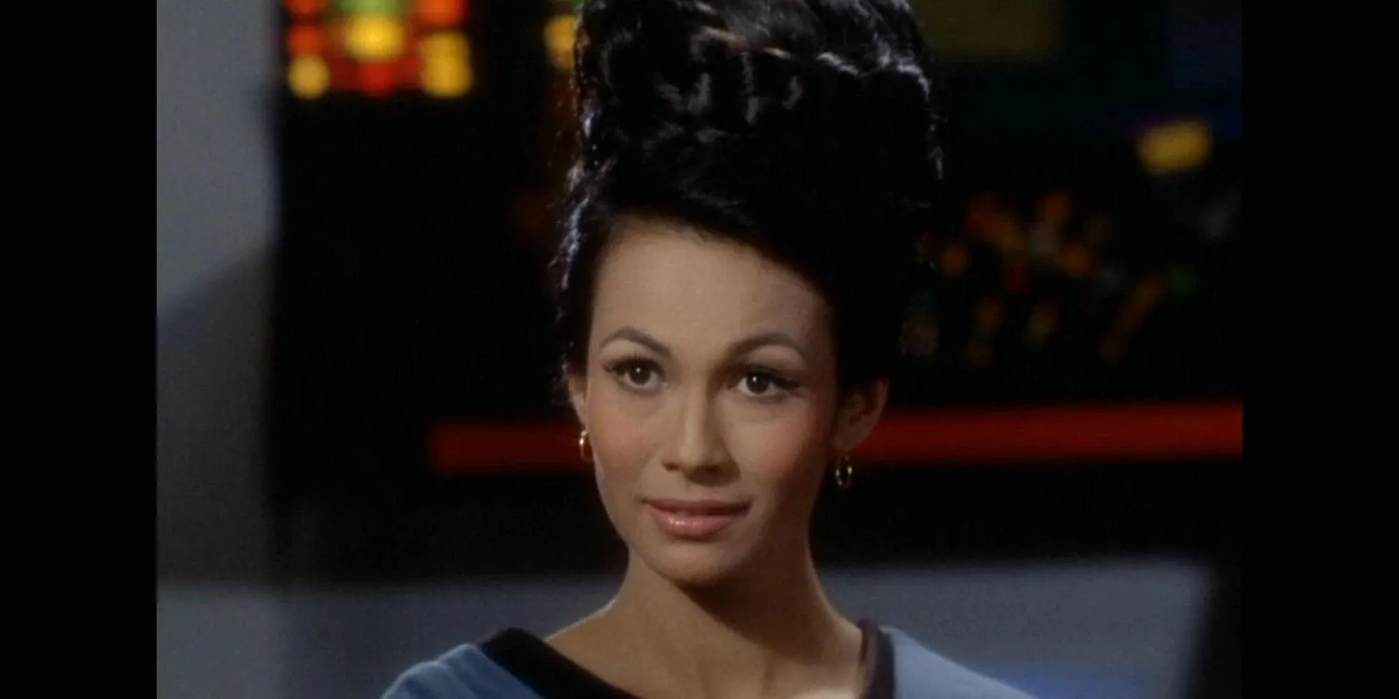 Marlena Moreau với trang phục của &quot;Captain's Woman&quot; trong Star Trek: The Original Series tập Mirror, Mirror