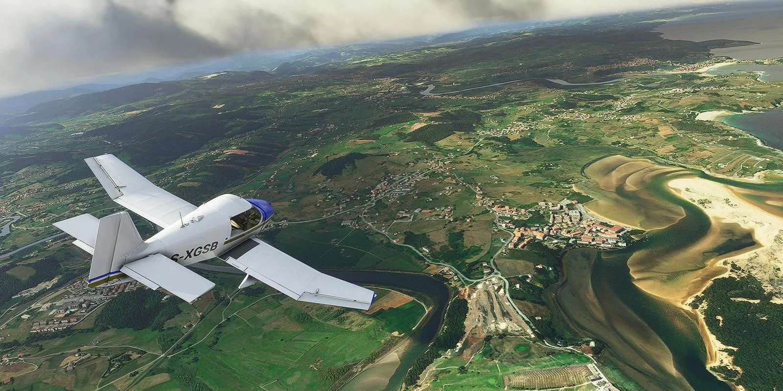 Một chiếc máy bay nhỏ bay qua vùng nông thôn xanh mát trong Microsoft Flight Simulator 2020, thể hiện không gian rộng lớn của game