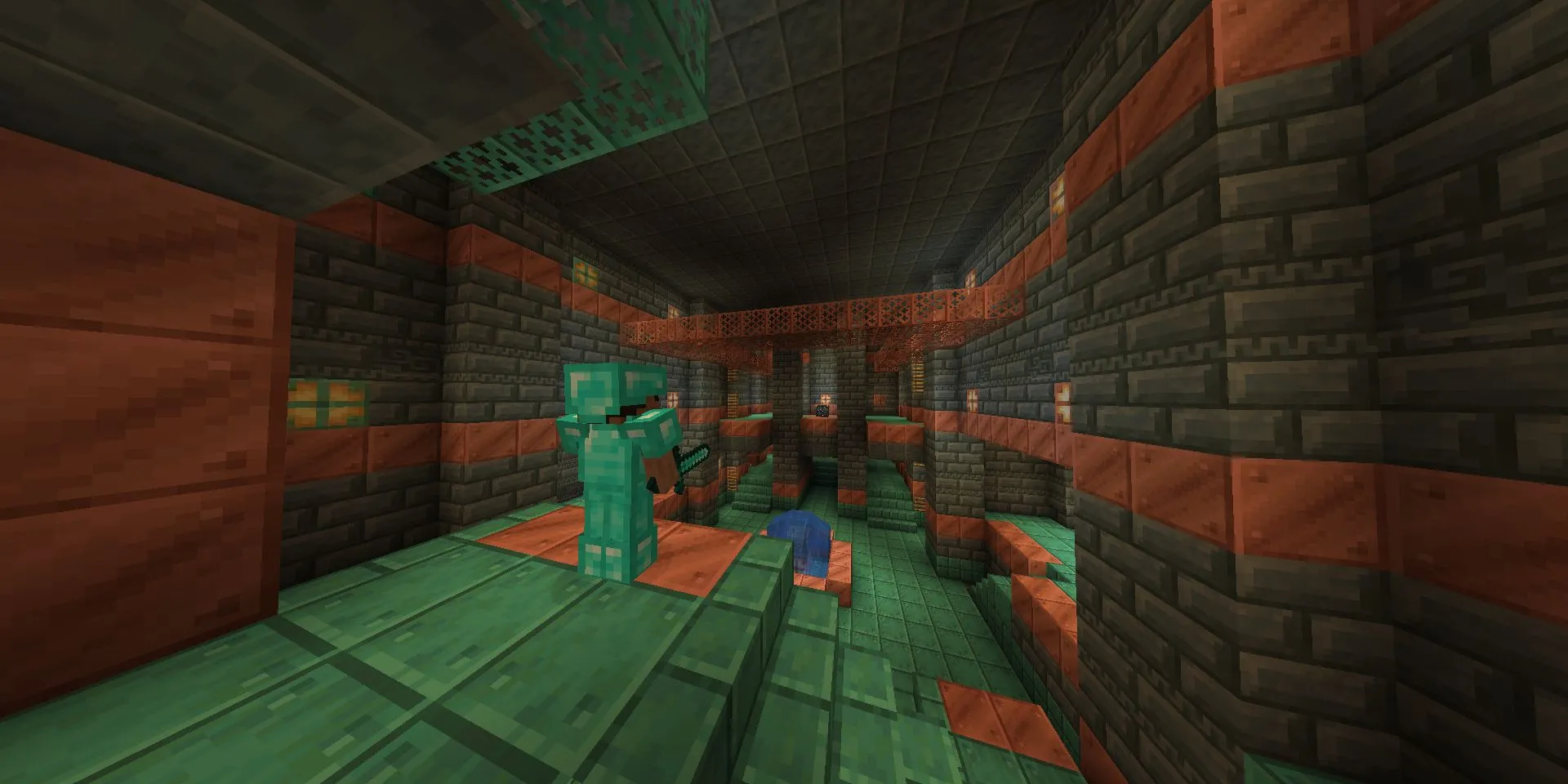 Steve trong bộ giáp Kim Cương đầy đủ đứng trong một Trial Chamber của Minecraft