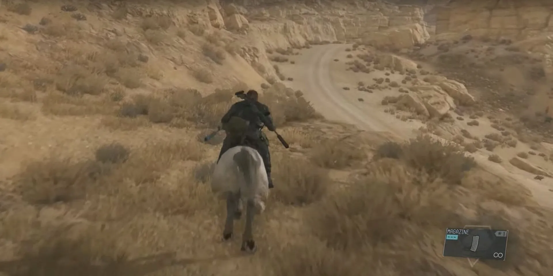 Venom Snake cưỡi D-Horse trong Metal Gear Solid V, khám phá một thế giới mở rộng lớn nhưng có cấu trúc nhiệm vụ lặp lại.
